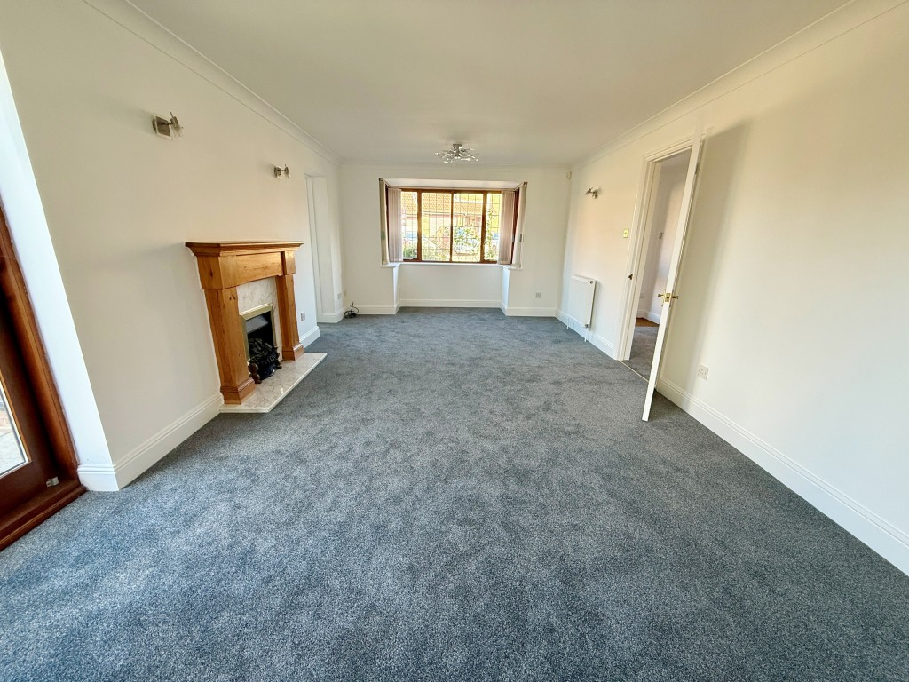 Lot: 141 - DETACHED FOUR-BEDROOM HOUSE - Living room